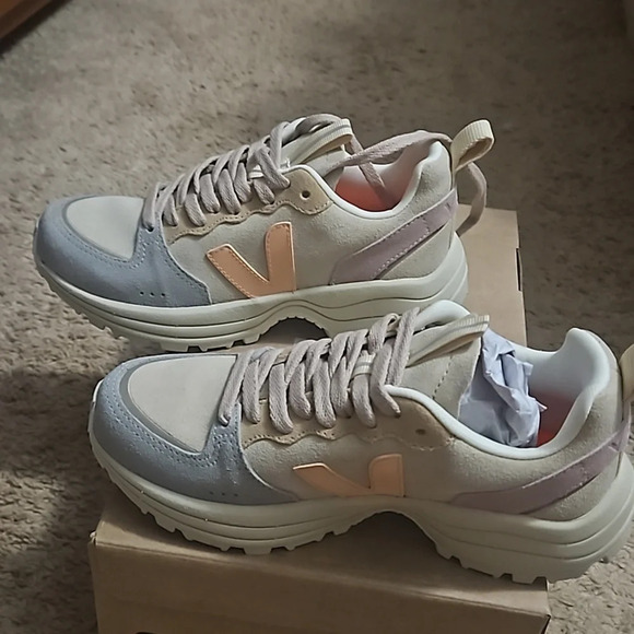VEJA Venturi suede almond peach multico size US 5 NWT - Picture 9 of 11